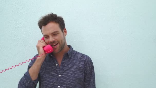 Bonito cara falando no telefone rosa — Vídeo de Stock