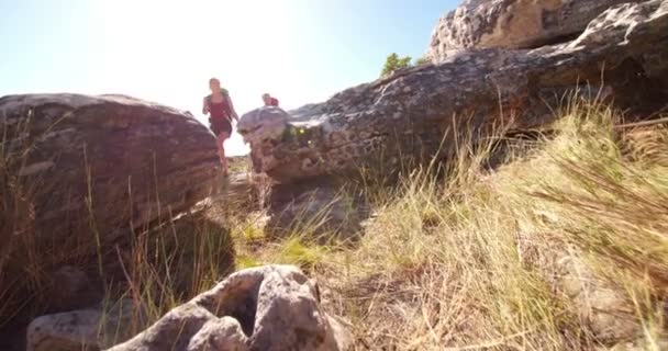 Fille montrant son petit ami montagne en randonnée — Video