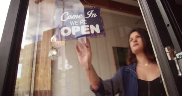 Mujer de negocios girando cerrado signo en la puerta — Vídeo de stock