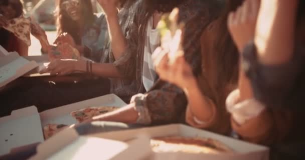 Amigos comiendo pizza en el puerto — Vídeos de Stock