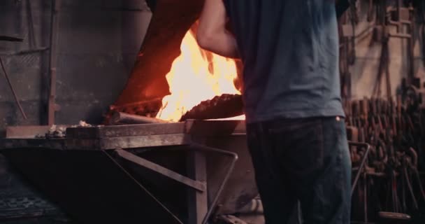 Forno de trabalho do artesão na loja do ferreiro — Vídeo de Stock