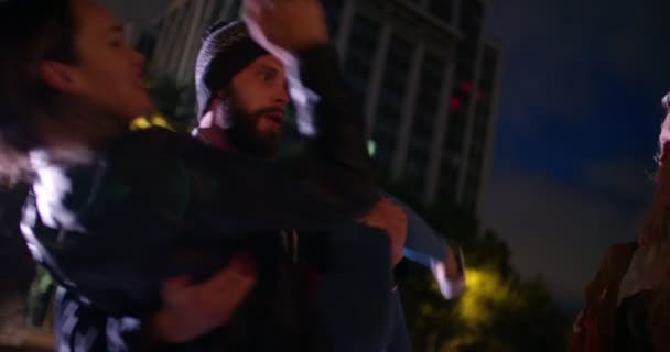 Hipsters viering vriendschap op nachtleven van de stad — Stockvideo