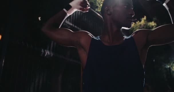 Determined and focused boxer flexing muscles — Stock Video