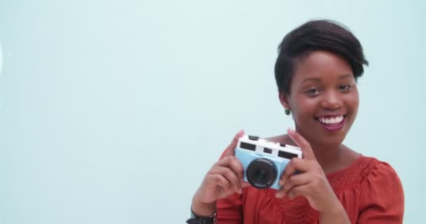 Kvinnan tar ett foto med vintage kamera — Stockvideo