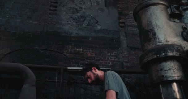 Schmied hämmert in Werkstatt glühendes Eisen auf Amboss — Stockvideo