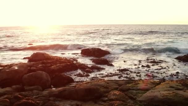 Silueta de amigos disfrutando de la puesta de sol en la playa — Vídeos de Stock