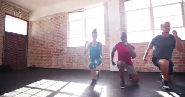 Друзі роблять стрибки з легенями під час тренувань з кросфіту — стокове відео