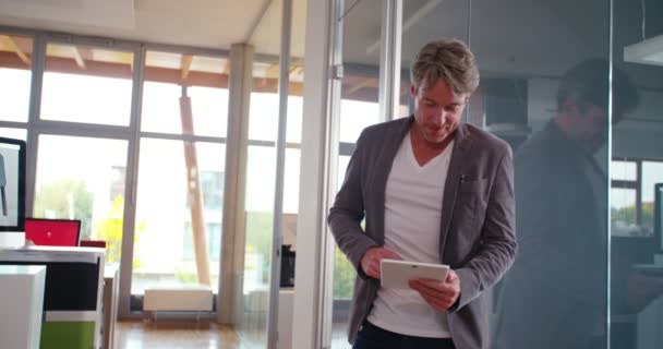 Affärsman anläggning tablet i starta office — Stockvideo