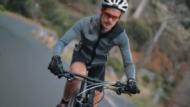 Cyclist racing along mountain road — Stock Video