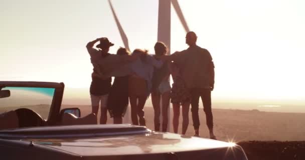 Amigos de fiesta al aire libre en Road Trip — Vídeo de stock