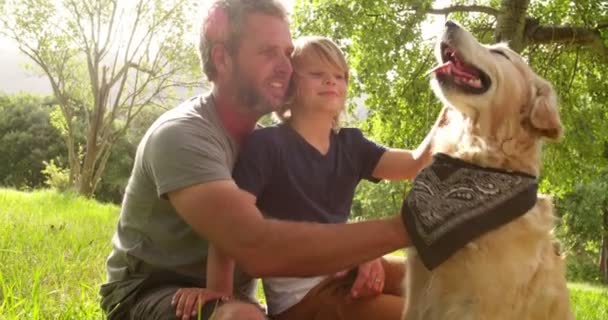 Papá juega con su hijo y su perro afuera. — Vídeo de stock