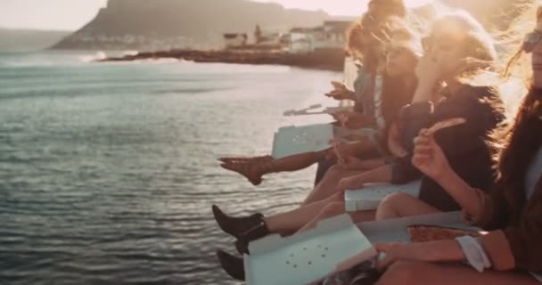 Amigos adolescentes comendo pizza na doca — Vídeo de Stock