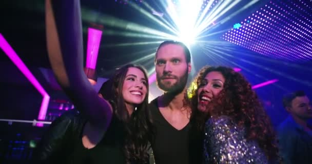 Vidám vonzó emberek nightclub félnek selfies