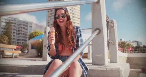 Bruslař dívka s úsměvem venku s vynikající zmrzlinou