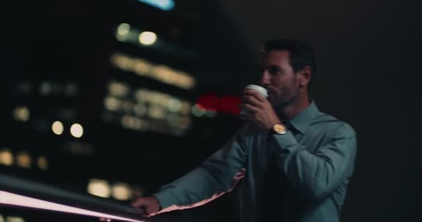 Affärsman dricka kaffe på balkongen — Stockvideo