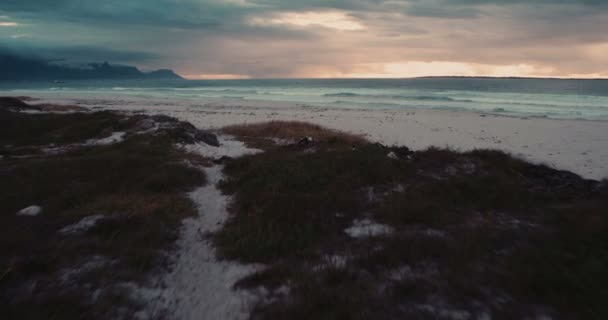 Arial Blick auf einen Strand bei Sonnenuntergang — Stockvideo