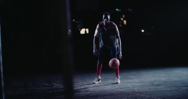 Baloncesto jugador de goteo de pelota en la cancha — Vídeos de Stock