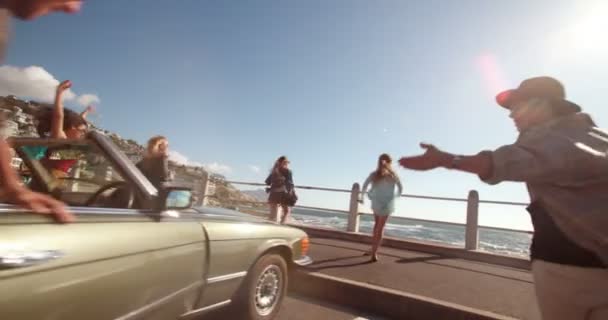 Vänner reser till havet på en cabriolet — Stockvideo