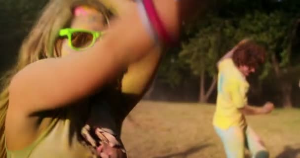 Festeggiamenti di gruppo Holi Festival in Parco — Video Stock