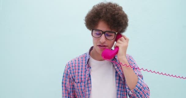 Porträt eines Mannes, der am Telefon telefoniert — Stockvideo