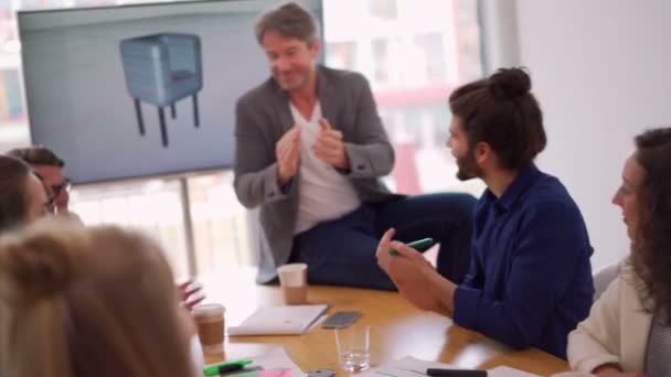 Equipo de negocios aplaudiendo después de una reunión exitosa — Vídeos de Stock