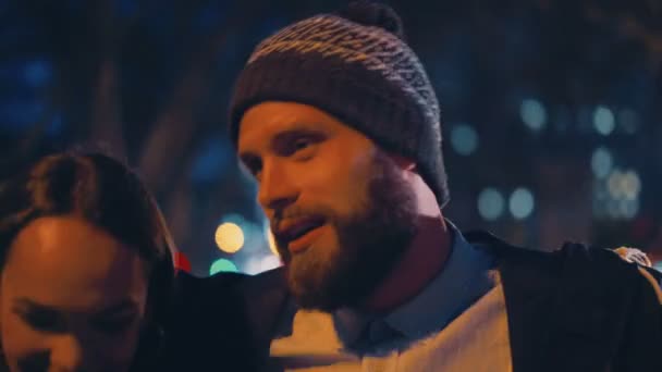 Vrienden gaan uit elkaar in de stad 's nachts — Stockvideo