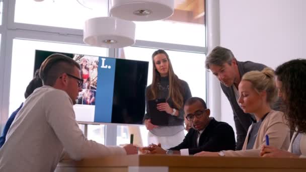 équipe de démarrage créative ayant une réunion d'affaires 