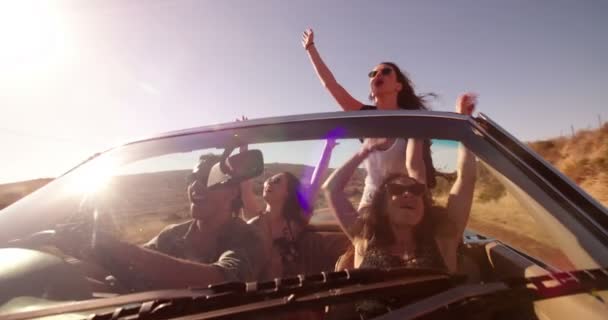 Amis insouciants en voiture pendant le voyage sur la route — Video