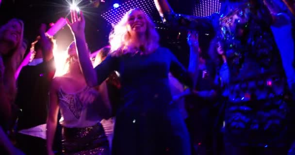 Mujer bailando con amigas en fiesta en el club — Vídeos de Stock