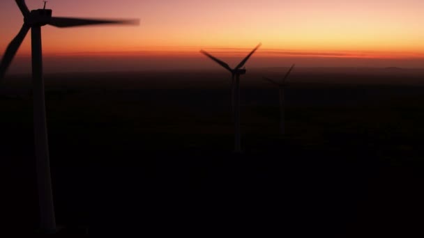 Вітрові турбіни, що виробляють відновлювану зелену енергію — стокове відео