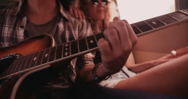 男と女バン遠征にギターを弾く — ストック動画