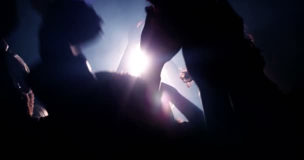 Ruce ve vzduchu na koncert nebo párty v nočním klubu — Stock video