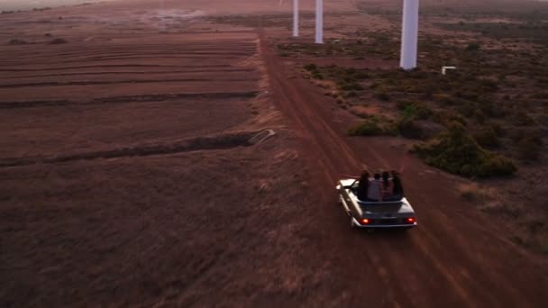 Amis insouciants en voiture convertible pendant le voyage sur la route — Video