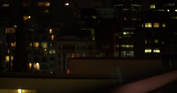 Vista desenfocada de las luces de la ciudad por la noche — Vídeo de stock