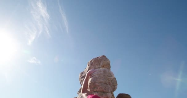 攀岩者到达极端巨石的顶峰 — 图库视频影像