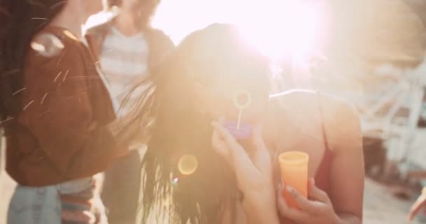 Menina festa com bolhas fora ao pôr do sol — Vídeo de Stock