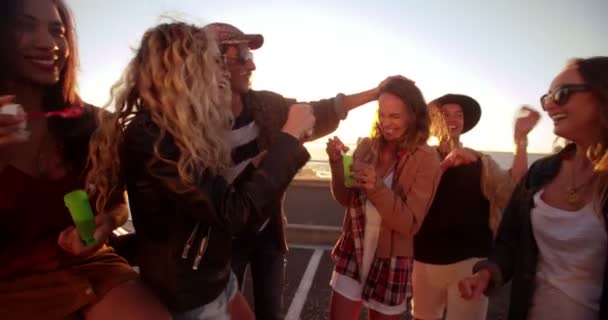 Amis faire la fête avec des bulles sur la promenade au coucher du soleil — Video