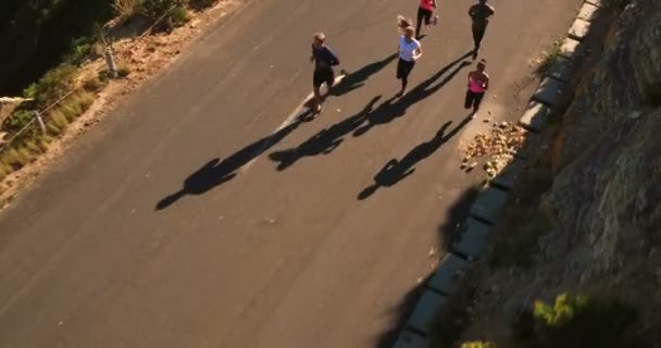 Grupo de amigos atléticos corriendo al aire libre — Vídeo de stock