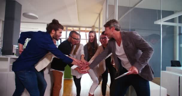 groupe de collègues start-up célébrant au bureau 