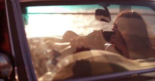 Paar grappige fotograferen in een cabrio — Stockvideo