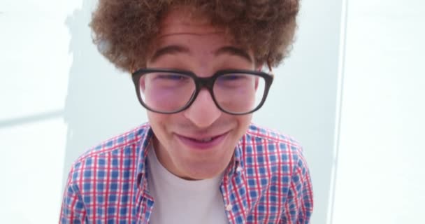 Mann mit Brille macht alberne Gesichter — Stockvideo