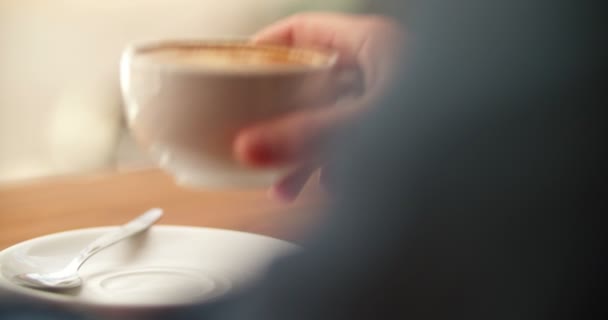 Mano tocando la taza de café en el mostrador de café — Vídeos de Stock