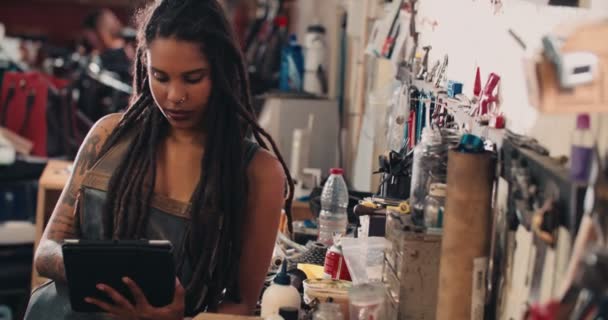 Жінка використовує цифровий планшет у майстерні — стокове відео