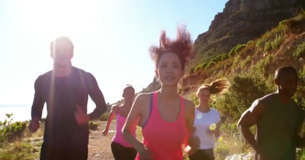 Groupe multi-ethnique d'athlètes qui courent sur un sentier — Video