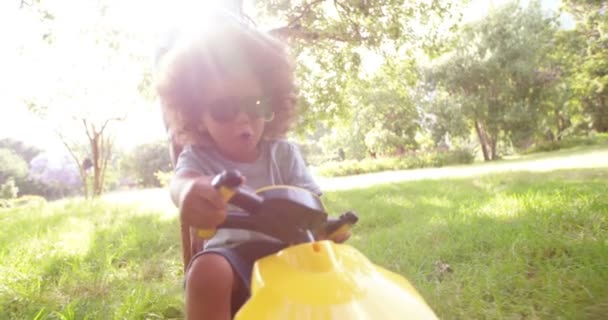 Pai e filho brincando com um carro de pedal — Vídeo de Stock