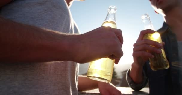 Après le travail bière sur le toit dans la ville — Video