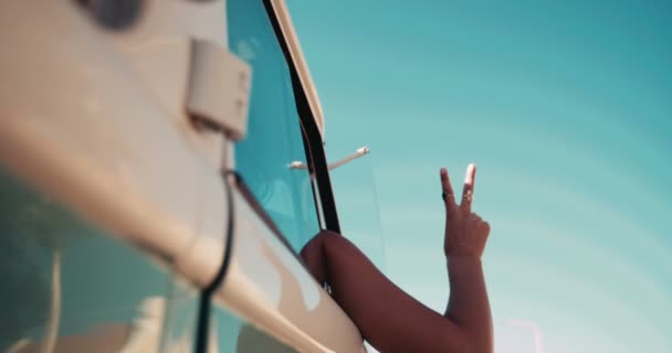 Девушка показывает знак мира с рукой — стоковое видео