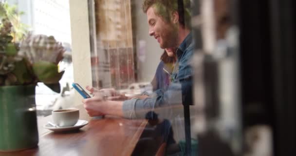 Mujer y Hombre sentados en cafetería con Tablet — Vídeos de Stock