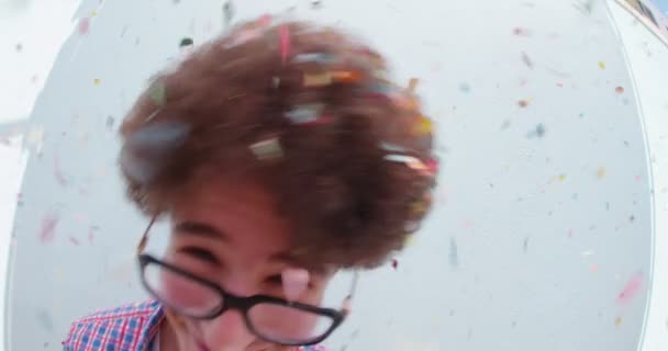 Divertido nerd bailando y lanzando confeti — Vídeos de Stock