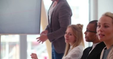 iş ekibi ofiste başlangıç tartışıyor